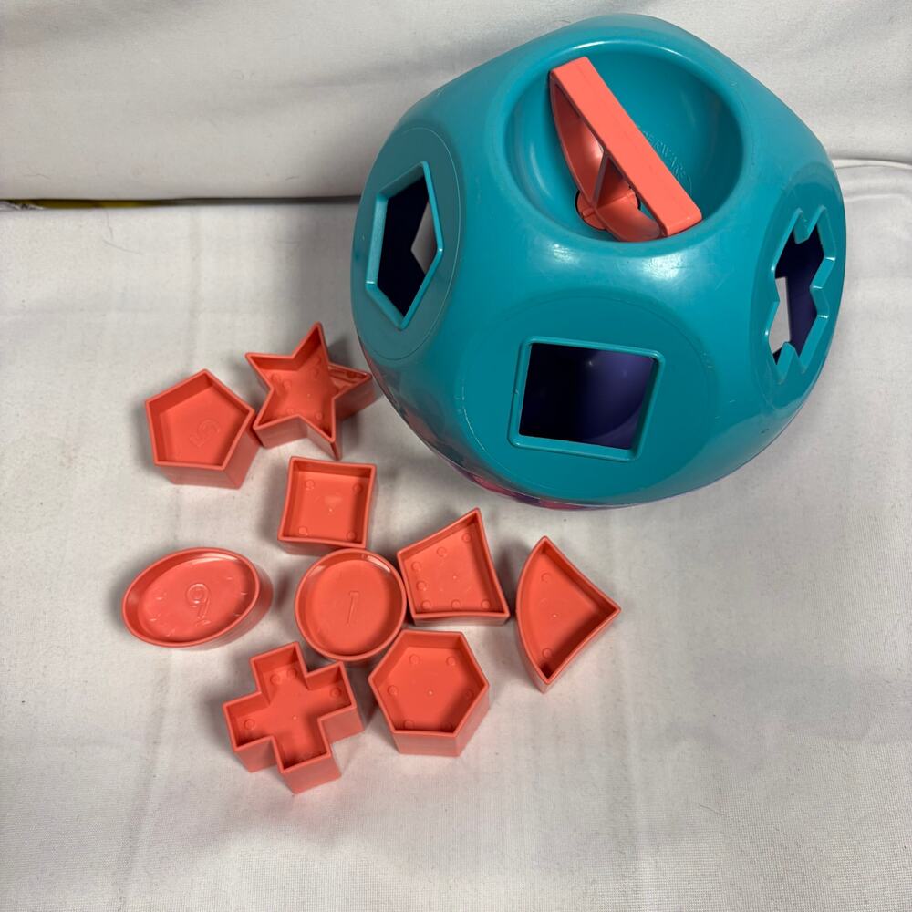 Tupperware shapesorter - Picture 2 of 5
